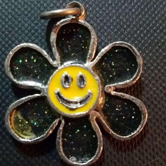 Sparkly Retro Smiling Flower Pendant - Picture 1 of 2